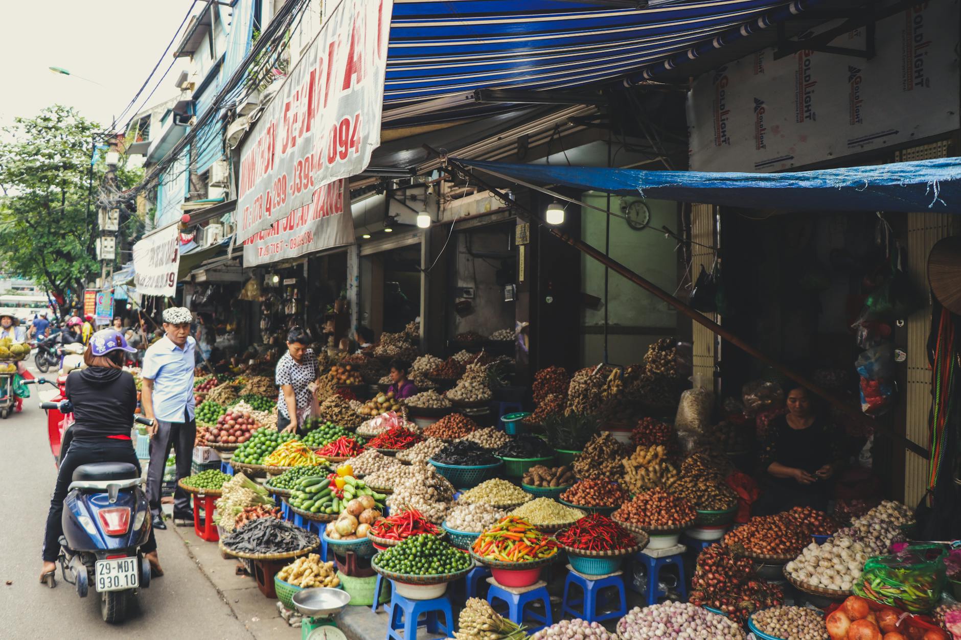 Mastering Vietnamese Street Food: A Guide to Essential Dishes and Market Etiquette